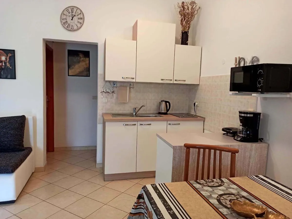 Apartman Dora Pola 0*,  Croazia